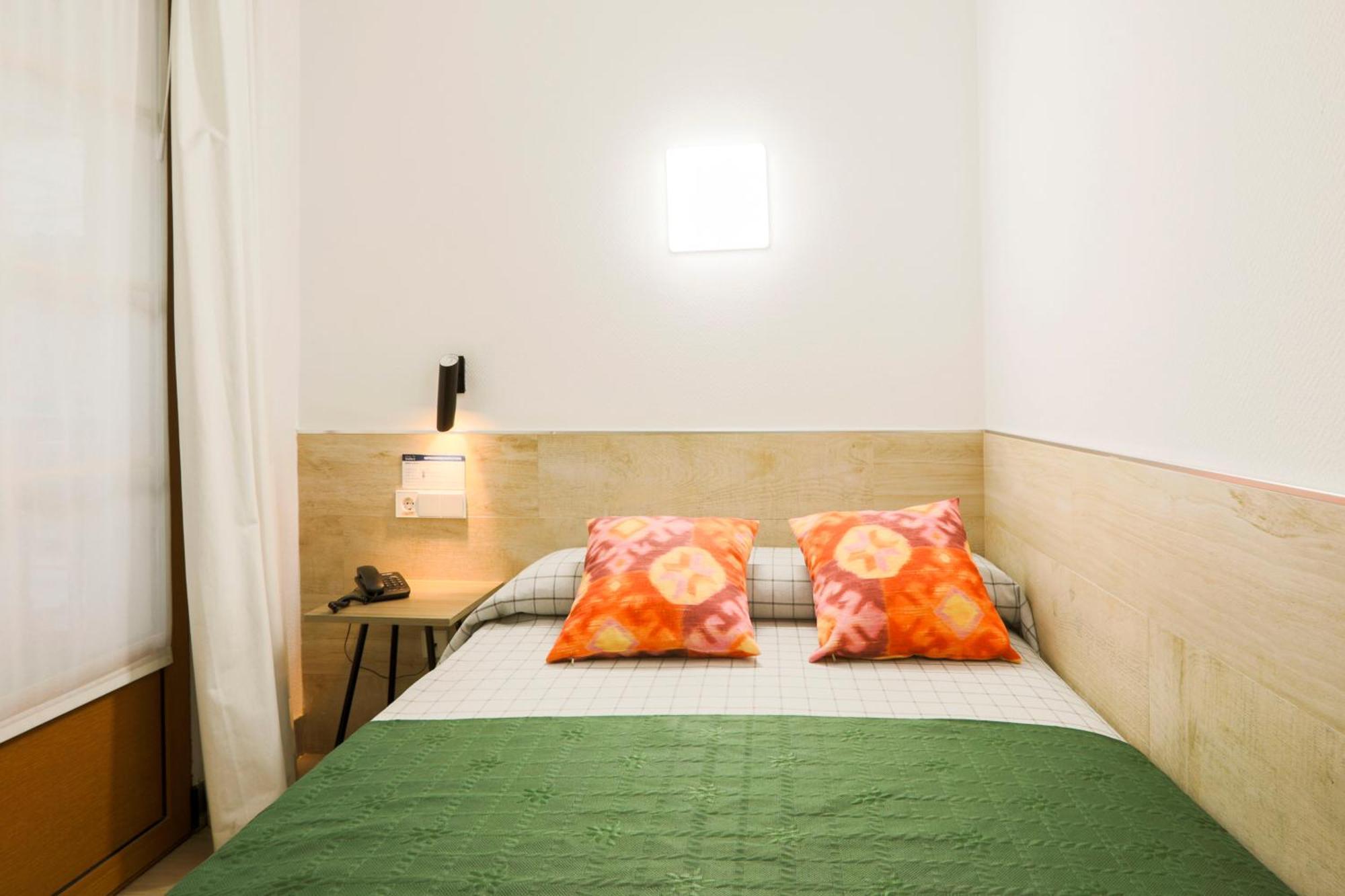 Hostal Castilla II Puerta Del Sol Madrid Exterior photo