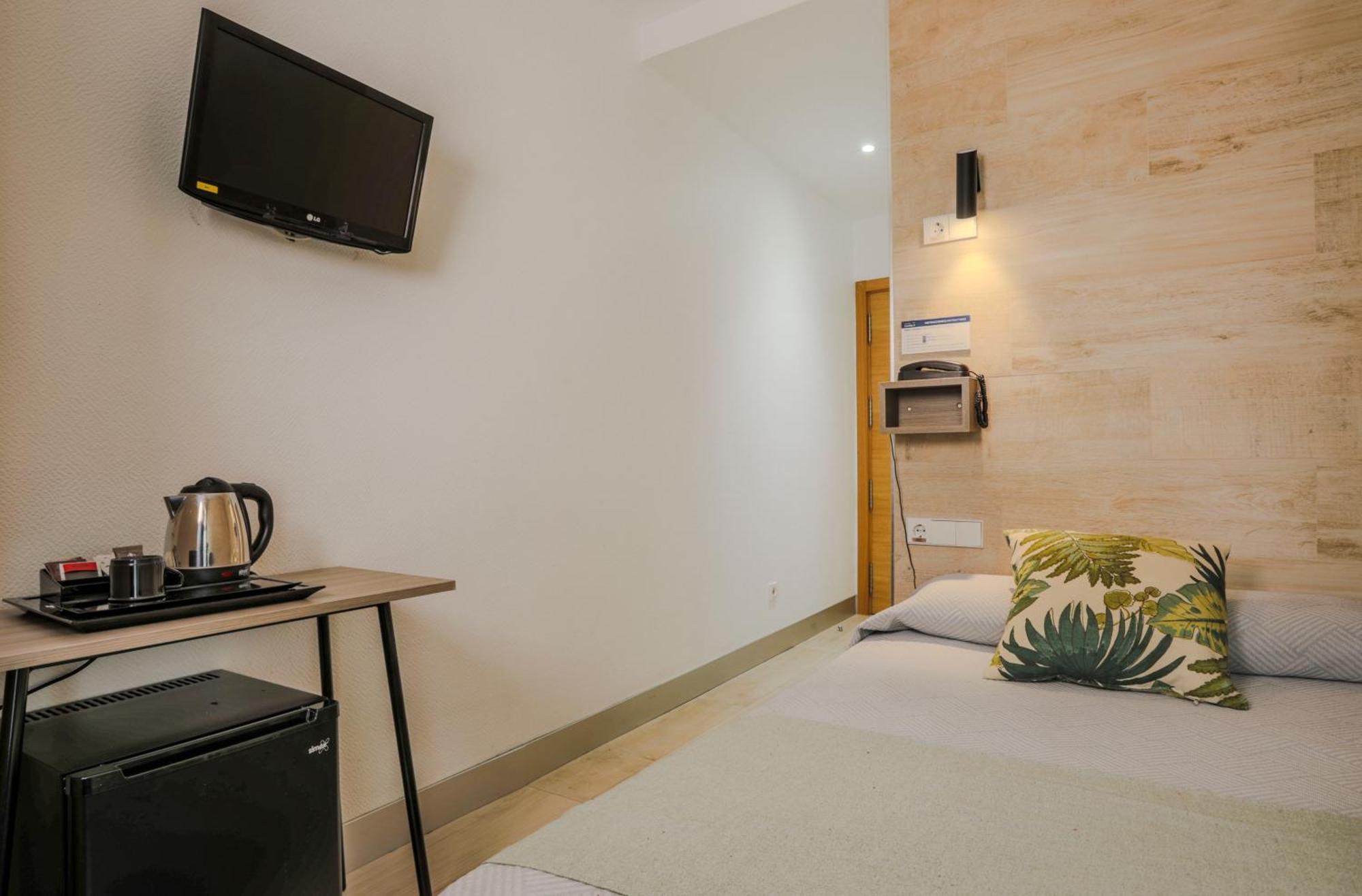 Hostal Castilla II Puerta Del Sol Madrid Exterior photo